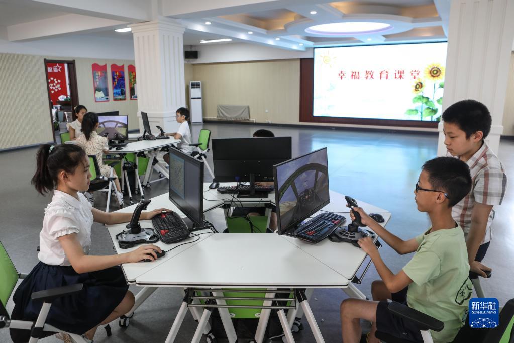 　2022年8月18日，孩子們?cè)谏蜿?yáng)市牡丹社區(qū)幸福教育課堂學(xué)習(xí)固定翼模擬飛行課程。新華社記者 王乙杰 攝