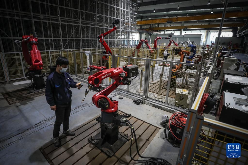 2022年4月28日，新松機(jī)器人自動(dòng)化股份有限公司的工作人員在生產(chǎn)車間內(nèi)調(diào)試機(jī)器人。新華社記者 潘昱龍 攝