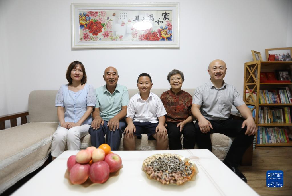 2022年8月17日，沈陽(yáng)市牡丹社區(qū)居民李水(左二)一家合影。新華社記者 王乙杰 攝
