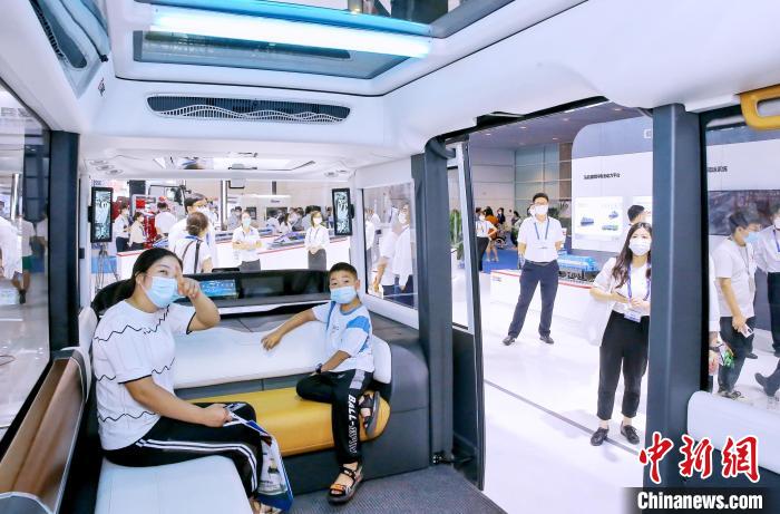 圖為中國中車展位展示的“無人駕駛小V”?！≠∮?攝