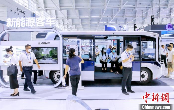 圖為中國中車展位展示的“無人駕駛小V”?！≠∮?攝