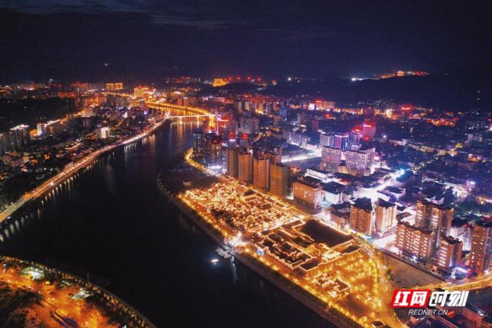 澧水兩岸，燈光璀璨。