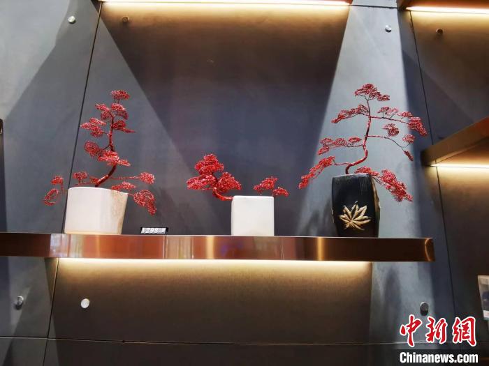 圖為三鋼職工手工制作的鋼花工藝品作為景區(qū)商品上架售賣。　雷朝良 攝