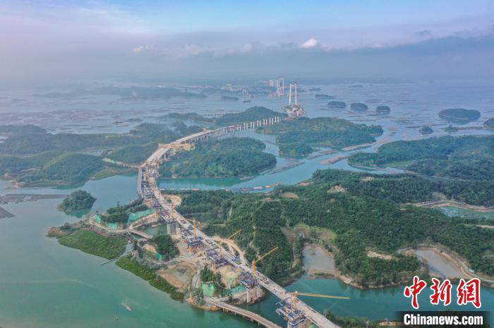 建設(shè)中的龍門大橋?！￡惞谘?攝