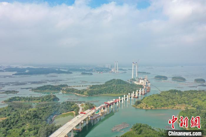 建設(shè)中的龍門大橋。　陳冠言 攝