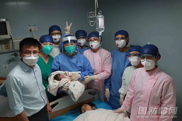 寶寶一家與醫(yī)生合影。蒲海洋 攝