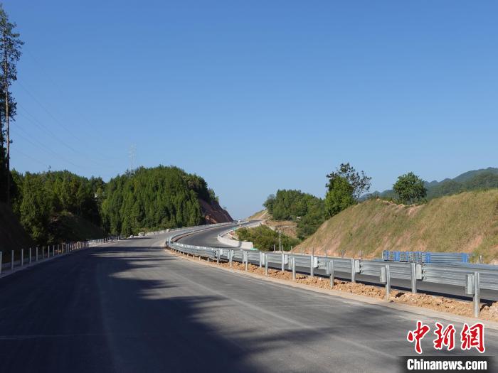 圖為黔江區(qū)過境高速公路的路面?！≈需F建重慶投資集團(tuán)有限公司供圖