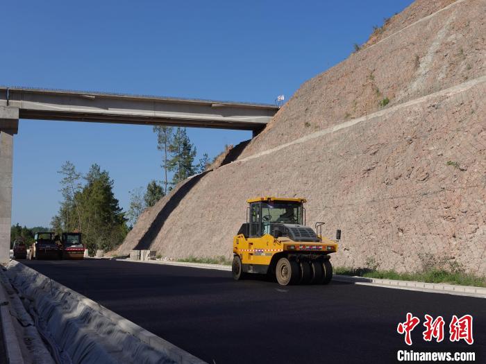 圖為工程設(shè)備正在作業(yè)?！≈需F建重慶投資集團(tuán)有限公司供圖