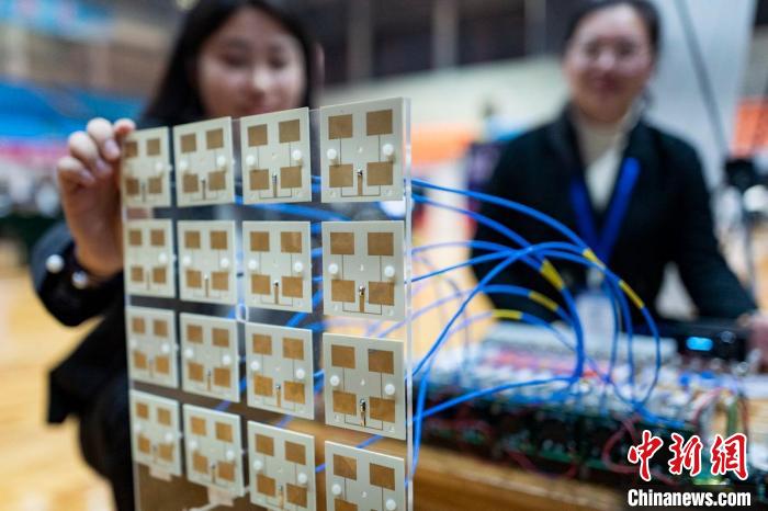 參賽大學(xué)生展示作品《高效率自適應(yīng)多目標(biāo)微波無線能量傳輸系統(tǒng)》?！°蟛?攝