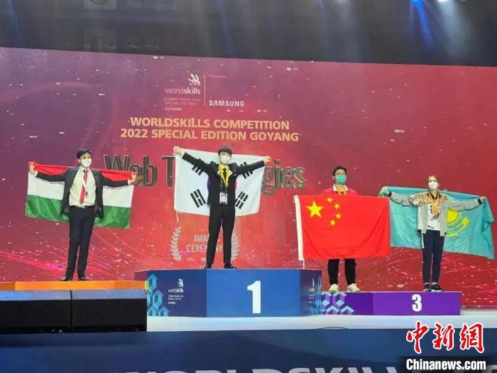 上海第二工業(yè)大學學生梁俊獲得網(wǎng)站設計與開發(fā)項目銅牌。　上海市人社局供圖