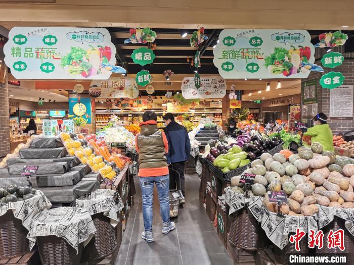 解除流動(dòng)性管理后的第一天，鄭州市民在超市采購(gòu)?！№n章云 攝