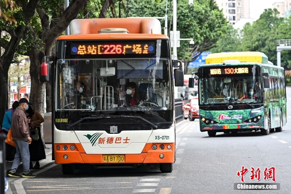 12月1日，廣東省廣州市海珠區(qū)，公交車有序進(jìn)站。中新社記者 陳驥旻 攝 
