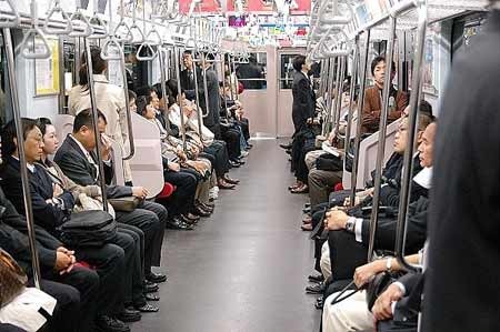  　　現(xiàn)時(shí)有43.7%的日人感到生活愈來愈緊張，較今年3月高5.6個(gè)百分點(diǎn)。