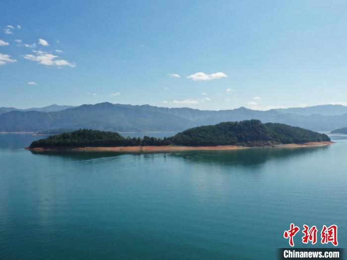 郴州東江湖率先對客船加裝污水儲存系統(tǒng)，保護碧水清波。　禹志明 攝