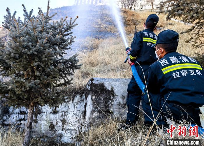 12月6日，布達(dá)拉宮消防救援大隊(duì)在布達(dá)拉宮山體林草區(qū)域開(kāi)展?jié)窕ぷ??！㈣?攝