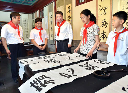 2014年5月30日上午，中共中央總書(shū)記、國(guó)家主席、中央軍委主席習(xí)近平來(lái)到北京市海淀區(qū)民族小學(xué)，參加慶?！傲弧眹?guó)際兒童節(jié)活動(dòng)。這是習(xí)近平觀看學(xué)生書(shū)寫(xiě)的毛筆字。新華社記者 李濤 攝