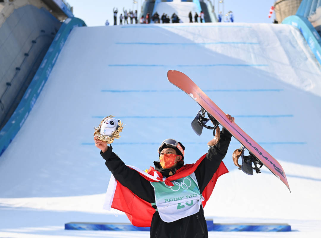 2022年2月15日，中國(guó)選手蘇翊鳴在單板滑雪男子大跳臺(tái)決賽奪冠后慶祝。新華社記者黃宗治攝