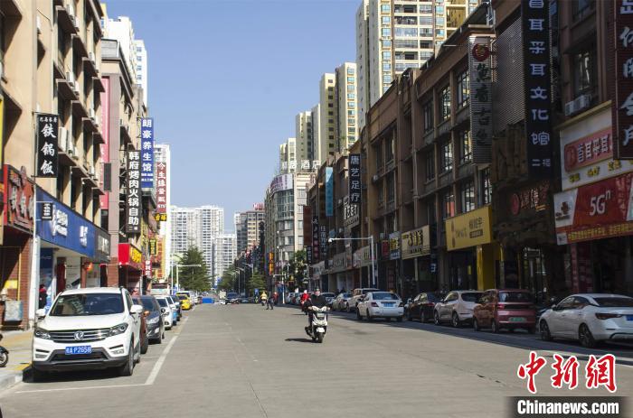 圖為整治后井然有序的防城港市伏波路中段?！〉岳顝?攝