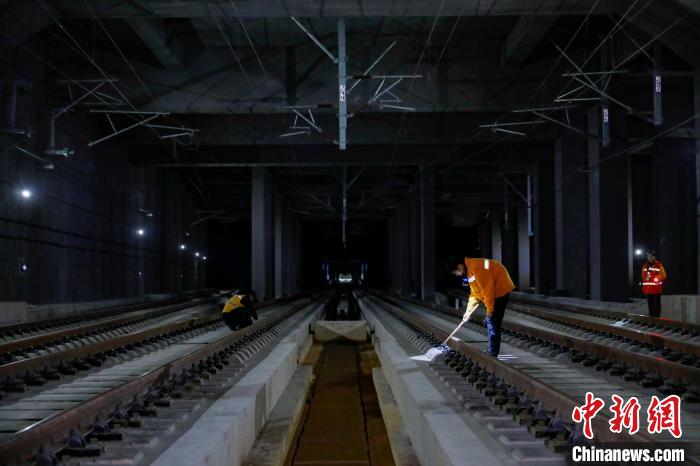 中國鐵路南寧局集團有限公司南寧工務(wù)段高鐵線路設(shè)備檢查作業(yè)現(xiàn)場?！№f剛 攝