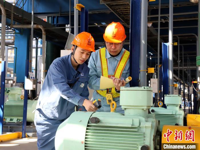 圖為齊魯石化員工巡檢監(jiān)測(cè)運(yùn)轉(zhuǎn)電機(jī)溫度，確保設(shè)備安穩(wěn)運(yùn)行?！⒎挤?攝