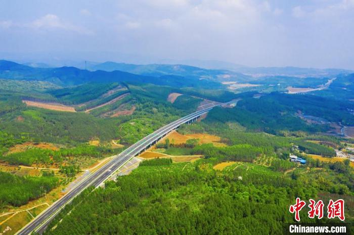 平南至武宣高速公路樂梅2號大橋?！V西交通投資集團供圖