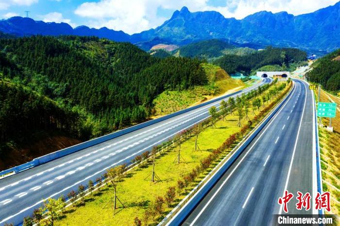 平南至武宣高速公路貴賓隧道進口?！V西交通投資集團供圖