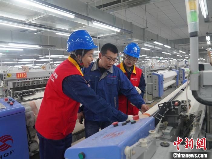 新疆伊犁伊河供電公司黨員服務(wù)隊員走訪企業(yè)，保障企業(yè)24小時生產(chǎn)線安全運轉(zhuǎn)。　白玉 攝