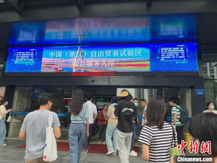 記者走進(jìn)浙江國際油氣交易中心 胡豐盛 攝