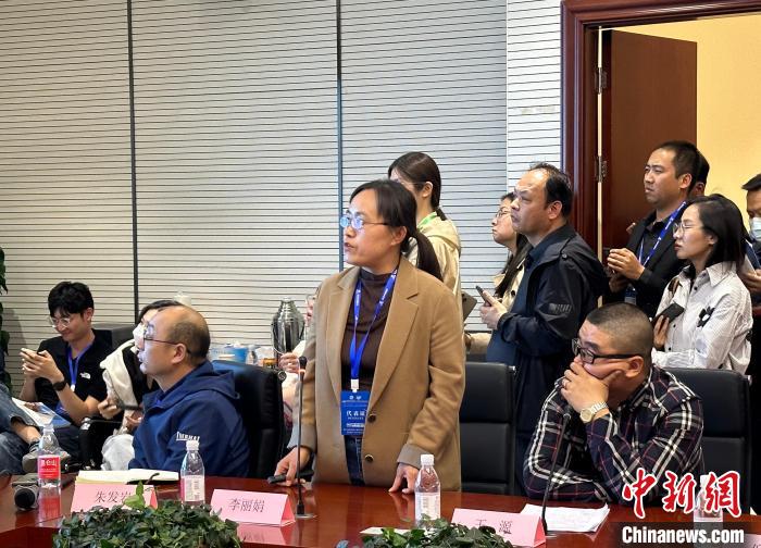 圖為中國科學(xué)院青海鹽湖研究所研究員李麗娟演講?！⒀?攝